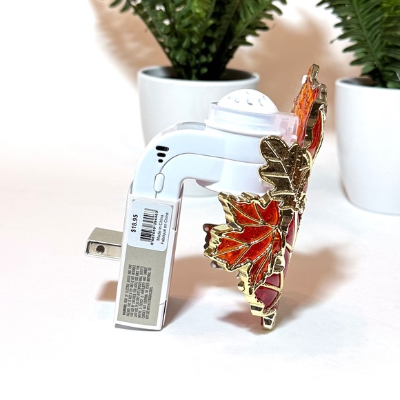 TOSSED LEAVES Scent Control Nightlight Wallflowers Plug - Picture 3 of 5